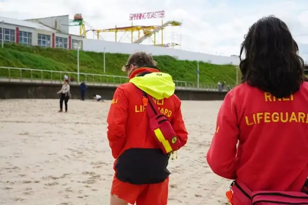 What are The Advantages & Disadvantages of Lifeguarding at Beaches?